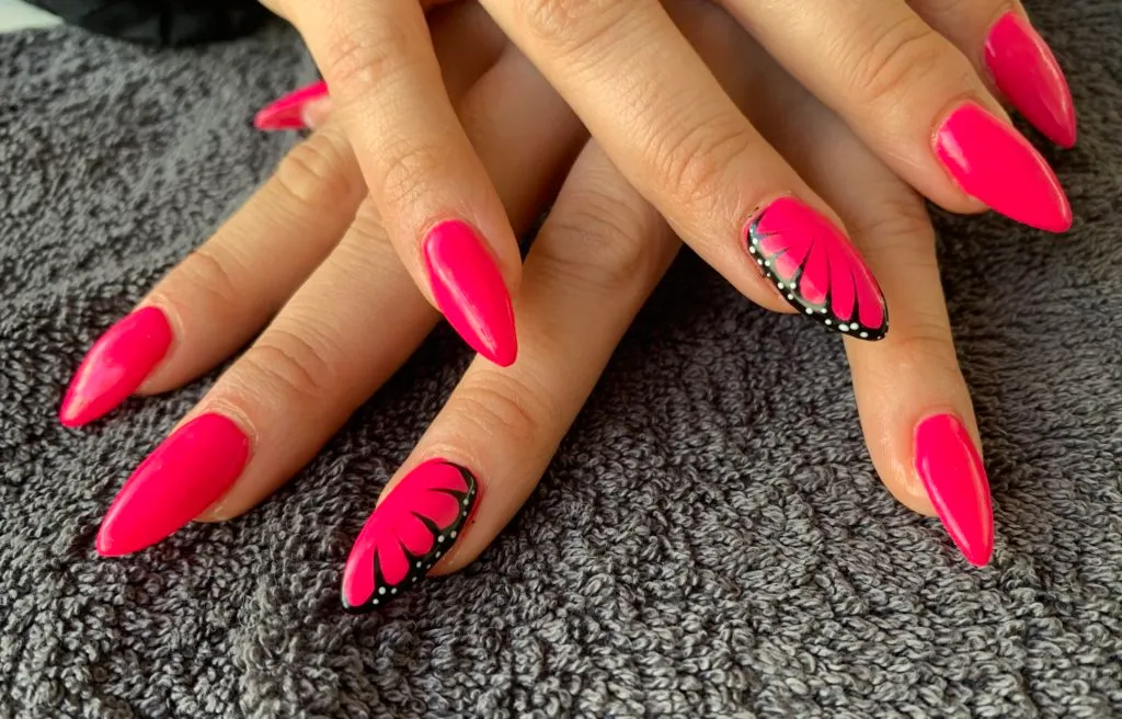 Pose gel avec décoration nail art réalisée par l'institut