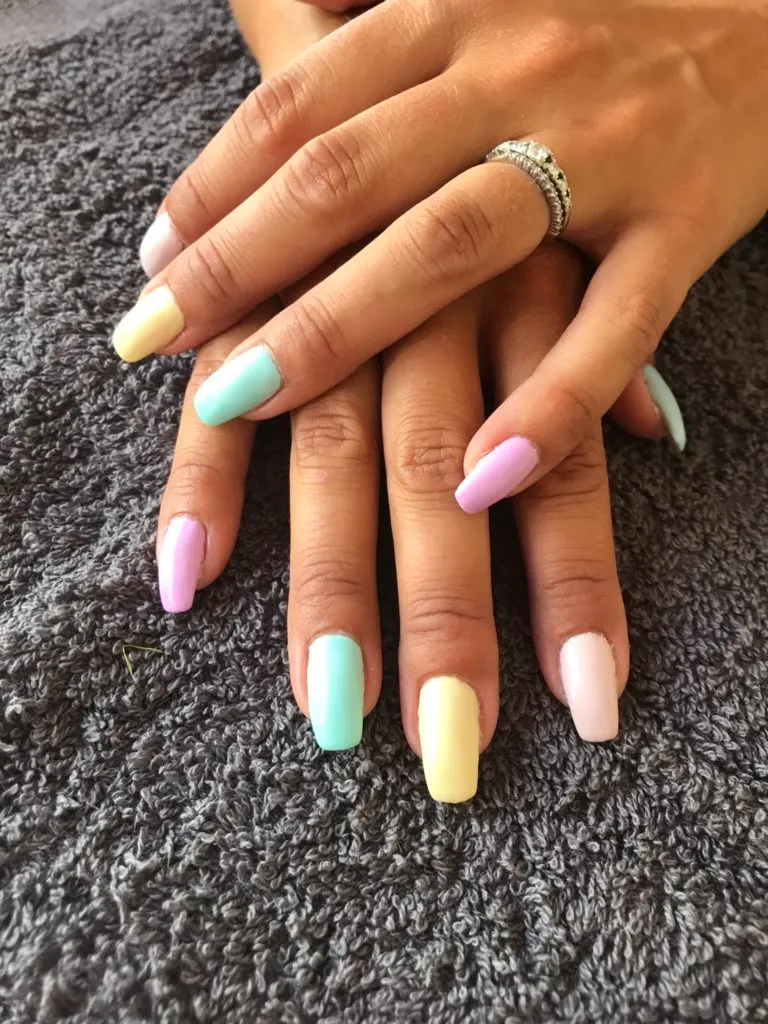 Nail art graphique et minimaliste sur base claire